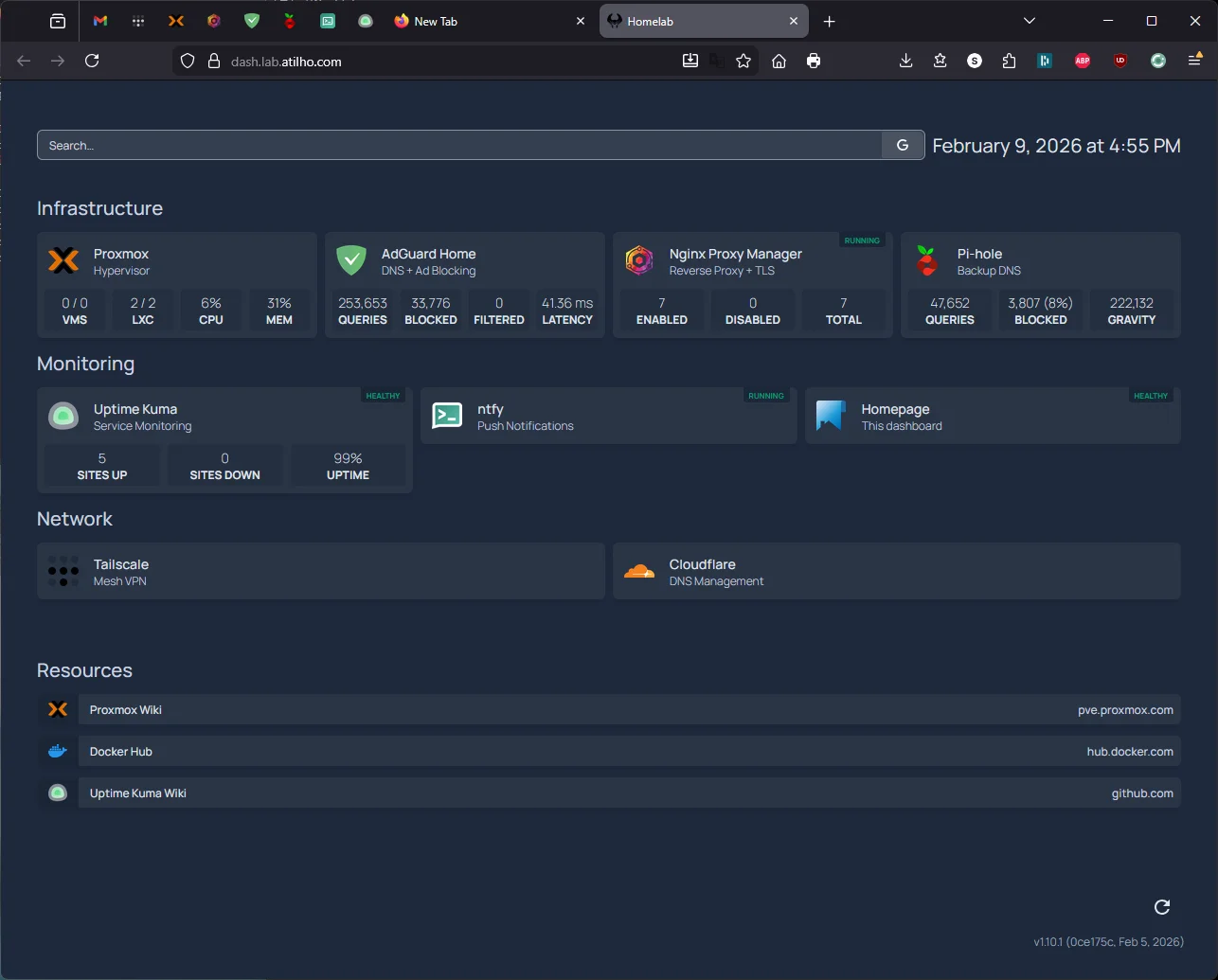 Homepage dashboard with Docker container status indicators showing HEALTHY and RUNNING labels